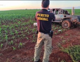 Mulher morre e homem fica gravemente ferido após carro capotar na MS-166
