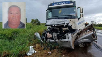 Motorista de caminhonete morre preso a ferragens ao bater contra carreta
