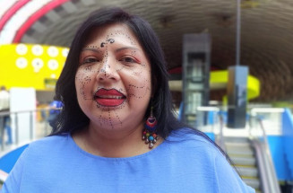 No rosto, grafismo kadiwéu marca conquista de espaço da mulher indígena