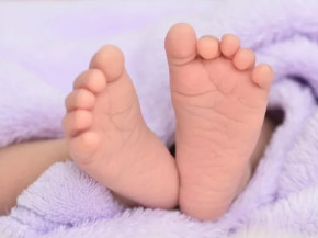 Bebê de dois meses morre após mãe dormir em cima da criança