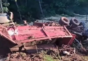 Carreta perde freio e tomba na serra de Maracaju