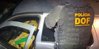 Durante fuga, traficantes caem com carro em vala e polícia apreende 920 kg de drogas