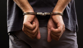 Homem com 64 passagens pela polícia volta a ser preso tentando furtar loja