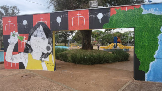 Novo visual de pórticos da praça retrata a cultura indígena, negra e Dourados de um só povo