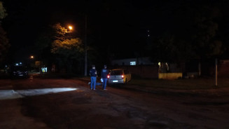 Assaltante morre e outro é preso em troca de tiros com a polícia
