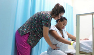 Médicos defendem incentivo ao parto natural para reduzir mortes maternas no Brasil