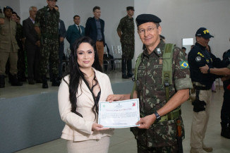 Jornalista Valéria Araújo é homenageada na Brigada Guaicurus