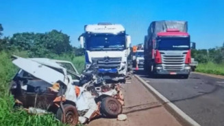Mulher morre em colisão entre dois carros e carreta na BR-158
