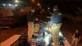 Traficante foge da polícia e abandona carreta com telhas e drogas