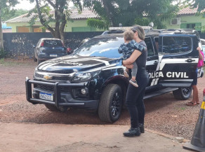 Mãe é presa após sequestrar e tentar fugir com o próprio filho