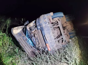 Motorista perde controle e capota na BR-158