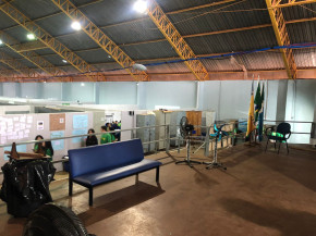 Tania Cristina cobra solução para alunos em salas improvisadas em ginásio esportivo
