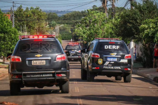 Durante cumprimento de mandado de prisão, criminoso aponta arma para policiais e é atingido