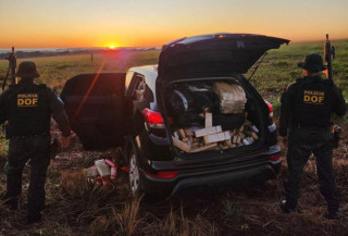 Veículo roubado é recuperado lotado de drogas