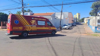 Jovem invade escola com facas e marreta e ataca mãe de aluno na Capital