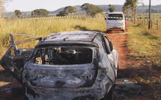 Pai mata filhas de 4 e 8 anos a facadas e depois coloca fogo no carro onde elas estavam
