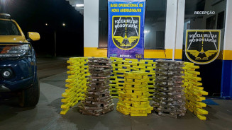 Polícia apreende veículo abandonado com lotado de drogas