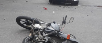 Motorista atropela motociclista em semáforo e foge