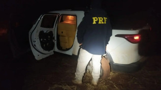 Polícia atira em pneus e traficante abandona carro lotado de drogas