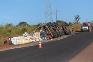Carreta desvia de objeto, tomba e dois ficam feridos na saída para Três Lagoas