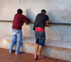 Dupla é presa após estourar porta de blindex e furtar comércio
