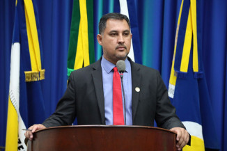 Vereador Marcio Pudim cobra mais vagas para estacionamento e questiona rebaixamento de guias