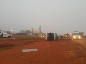 Com forte neblina, motorista sai da pista, tomba ônibus com passageiros e um morre