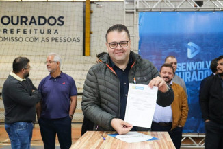 Prefeito assina ordem para  construção de seis arenas esportivas em Dourados