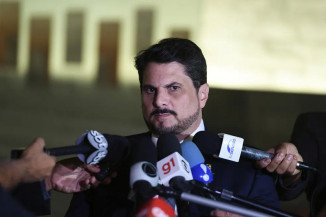 Polícia Federal faz buscas em gabinete e endereços do senador Marcos do Val
