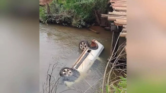 Policial penal morre ao cair com veículo em córrego