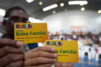Recriação do Bolsa Família vira lei