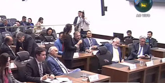 Chamado de deputado online, Neno Razuk comparece à sessão e justifica que 'sempre trabalha'