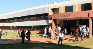 Vestibular 2024 da UFGD garante metade das vagas para estudantes de escola pública