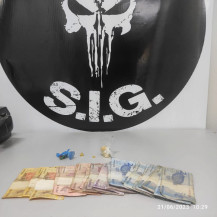Homem é preso pela Polícia Civil, no momento em que ele comercializada drogas