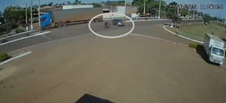 Motociclista fica em estado grave ao bater contra veículo durante conversão