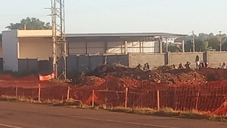 Indígenas invadem empresas no anel viário e resistem deixar o local