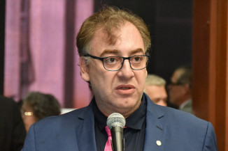 Projeto de deputado prevê multa para escola que negar matrícula de criança com deficiência