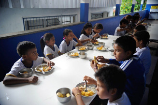 CE pode votar novo cálculo do valor por aluno para recursos da merenda escolar