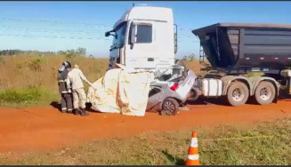 Casal de jovens morre em colisão entre carreta e carro
