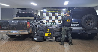 Polícia apreende caminhonetes carregadas com pneus do Paraguai