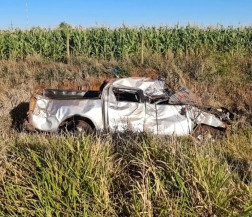 Estudante de Medicina perde controle  de caminhonete, capota e morre
