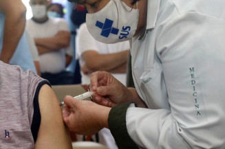 CAS debate projeto que pune simulação na aplicação de vacina