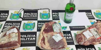 Homem é preso com picanha e vinho ao tentar sair de mercado sem pagar