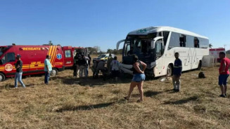 Peça de veículo se solta, atinge ônibus e motorista morre