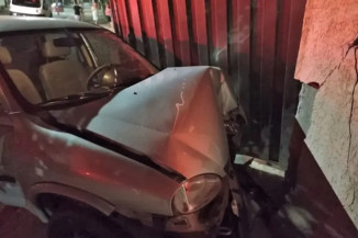 Jovem derruba portão com carro e mata namorado da ex