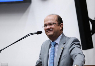 Barbosinha assume o governo com viagem de Riedel aos Estados Unidos