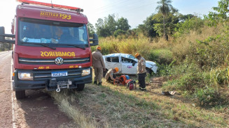 Veículo de prefeitura com pacientes a caminho de Dourados capota e mulher morre