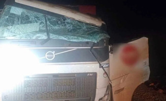 Tora de madeira se solta de carreta e mata caminhoneiro na BR-262