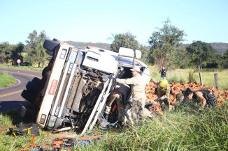 Motorista é socorrido em estado grave após caminhão tombar na saída para Rochedo