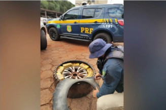 Homem é preso com cocaína escondida em pneu